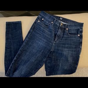 Woman’s GAP skinny jeans